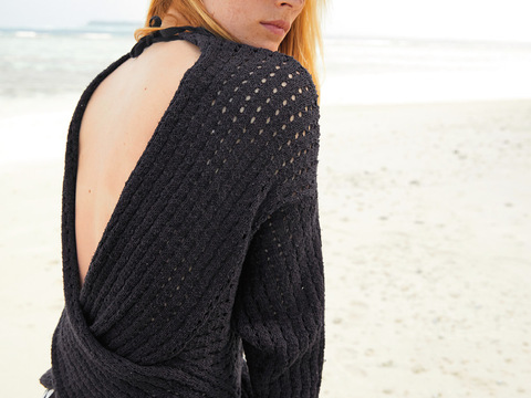 Pullover mit gekreuzten Bändern in Schwarz