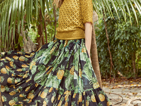 Gestrickter olivgelber Pulli