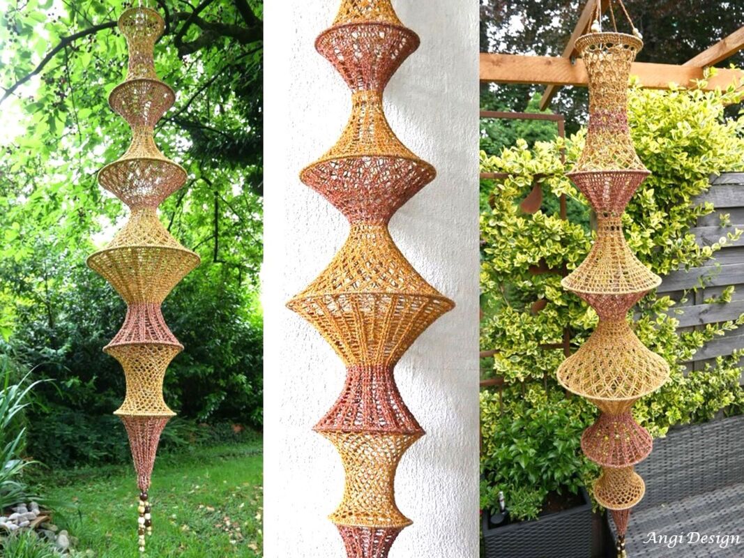 Filigrane, mehrstufige Häkel-Lampion-Skulptur in warmen Gelb- und Rosttönen für den Außenbereich
