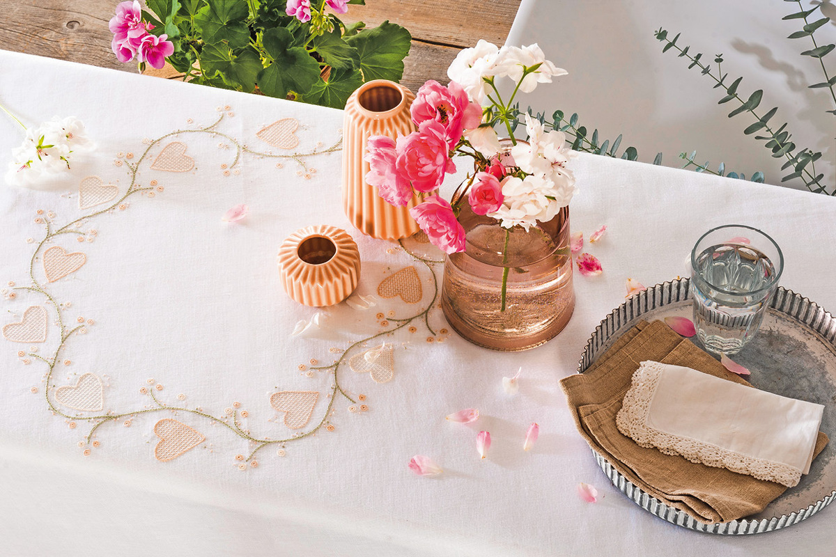 Stick-Set aus Nähetui, Nadelkissen und Mitteldecke in Pastelltönen