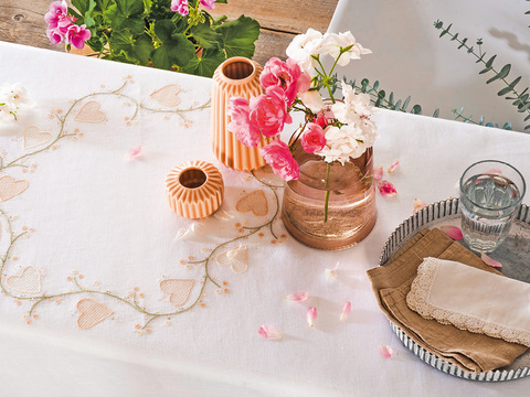 Stick-Set aus Nähetui, Nadelkissen und Mitteldecke in Pastelltönen