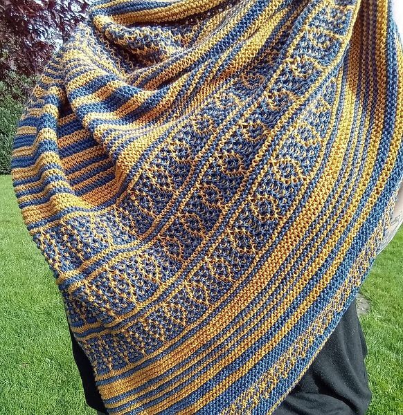 Dreieckstuch in Senfgelb und Blau mit Streifen und Mosaikreihen, über die Schultern gelegt