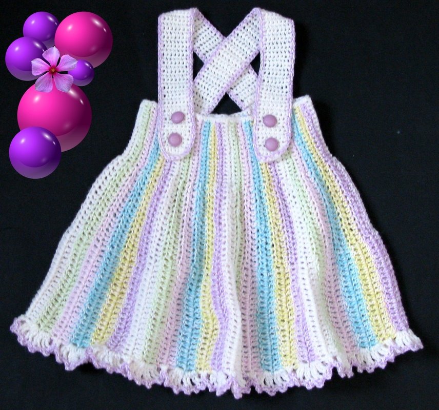 gehäkeltes Baby-Trägerkleid in Pastellstreifen mit gekreuzten Trägern auf dunklem Hintergrund