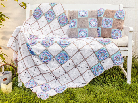 Gehäkeltes Kissenduo, Decke und Dekoschmetterlinge mit 3D-Grannys