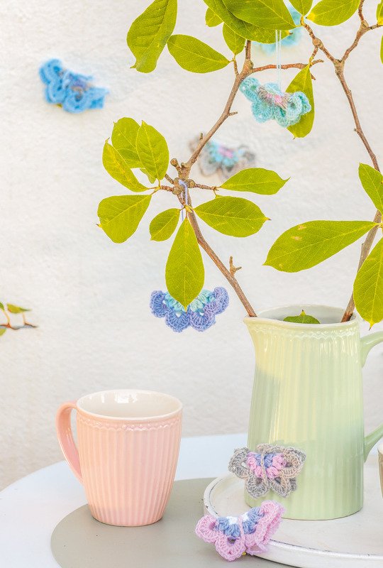 Gehäkeltes Kissenduo, Decke und Dekoschmetterlinge mit 3D-Grannys - Bild 9