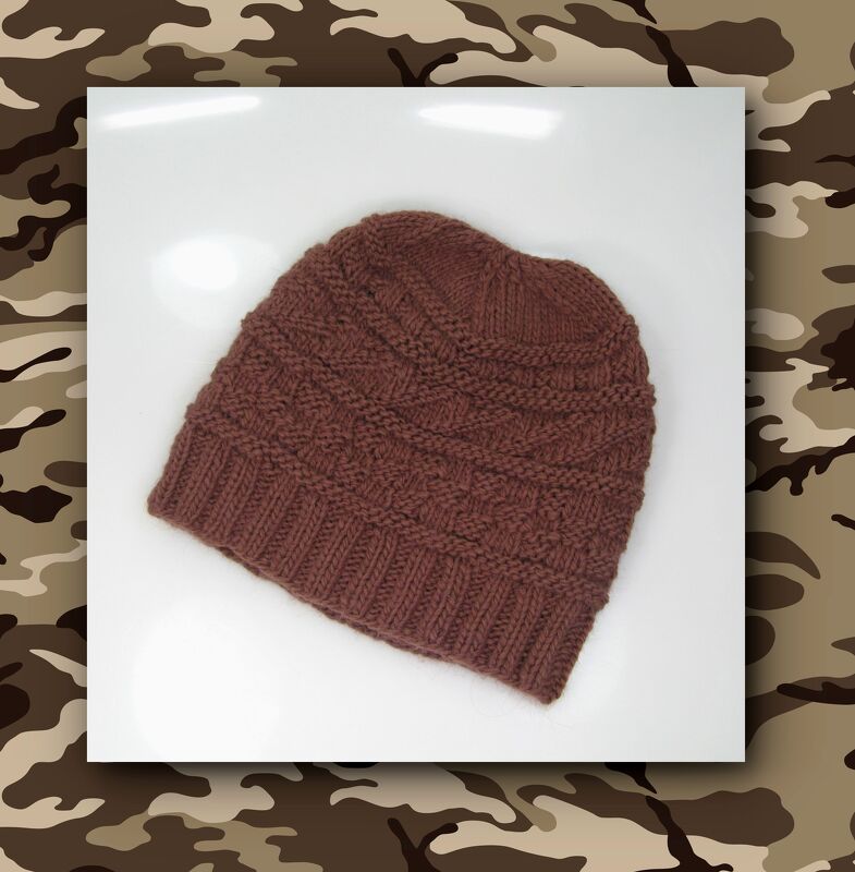 Braune gestrickte Herrenmütze mit Rippenbündchen und Zopfmuster auf weißem Hintergrund