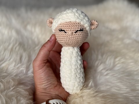 Lämmchen Lulu: Häkelanleitung für eine bezaubernde Babyrassel
