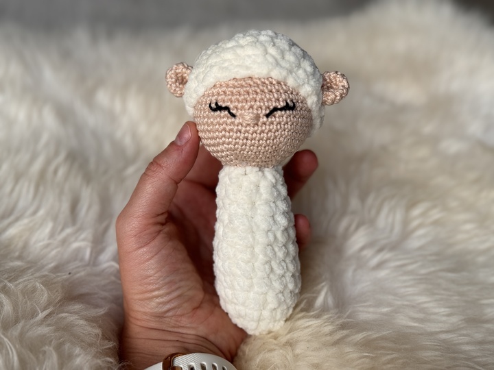 Lämmchen Lulu: Häkelanleitung für eine bezaubernde Babyrassel