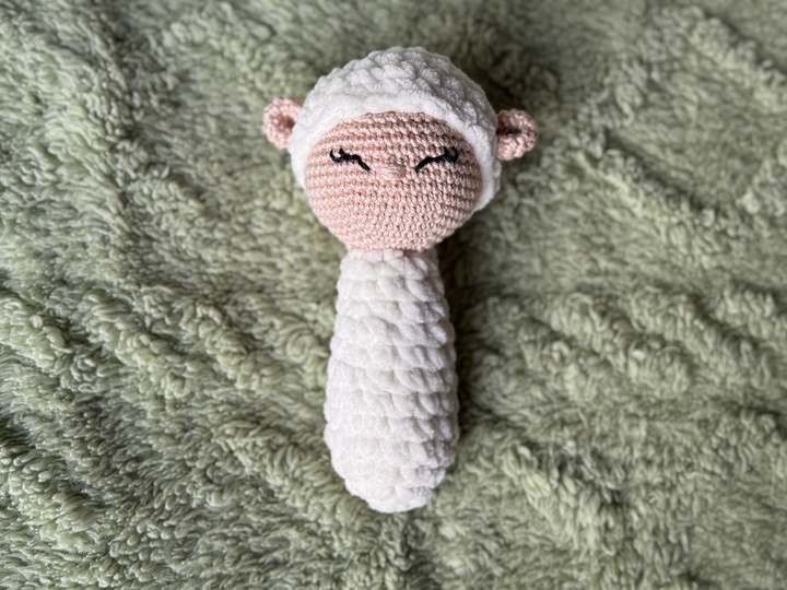 Lämmchen Lulu: Häkelanleitung für eine bezaubernde Babyrassel