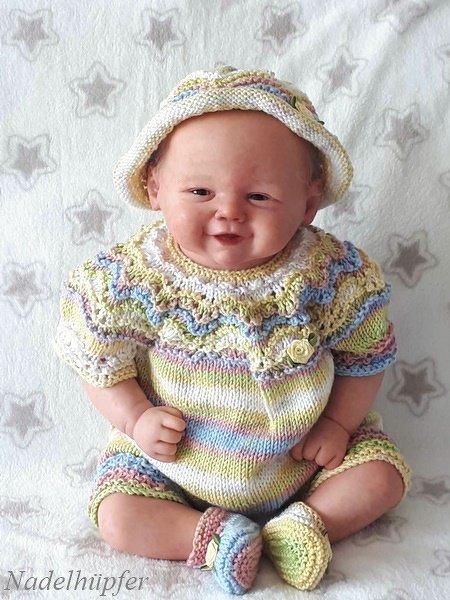 Strickanleitung Reborn oder Baby Sommer Set mit Wellenmuster, 3 teilig - Bild 3