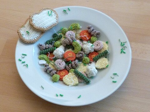 Häkelanleitung für einen Gemüseeintopf mit Nudeln und Würstchen