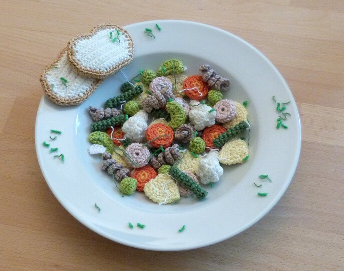 Häkelanleitung für einen Gemüseeintopf mit Nudeln und Würstchen