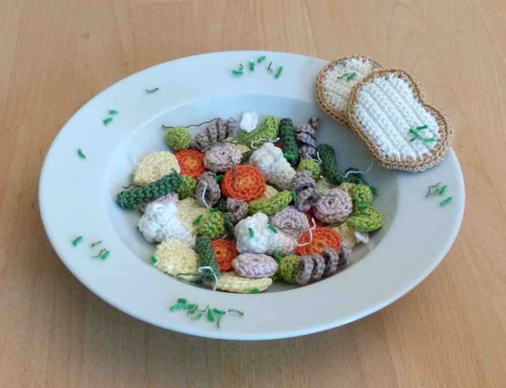 Häkelanleitung für einen Gemüseeintopf mit Nudeln und Würstchen - Bild 2