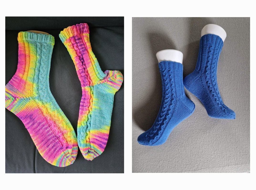 Zwei Paare gestrickter Damensocken: links bunt meliertes Paar, rechts blaues Paar mit Zopfmuster