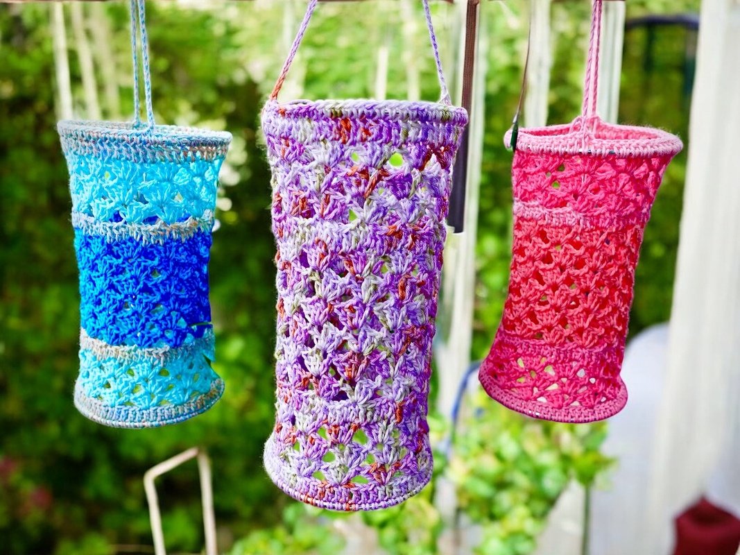Drei gehäkelte Hängekörbe in Blau, Lila und Pink