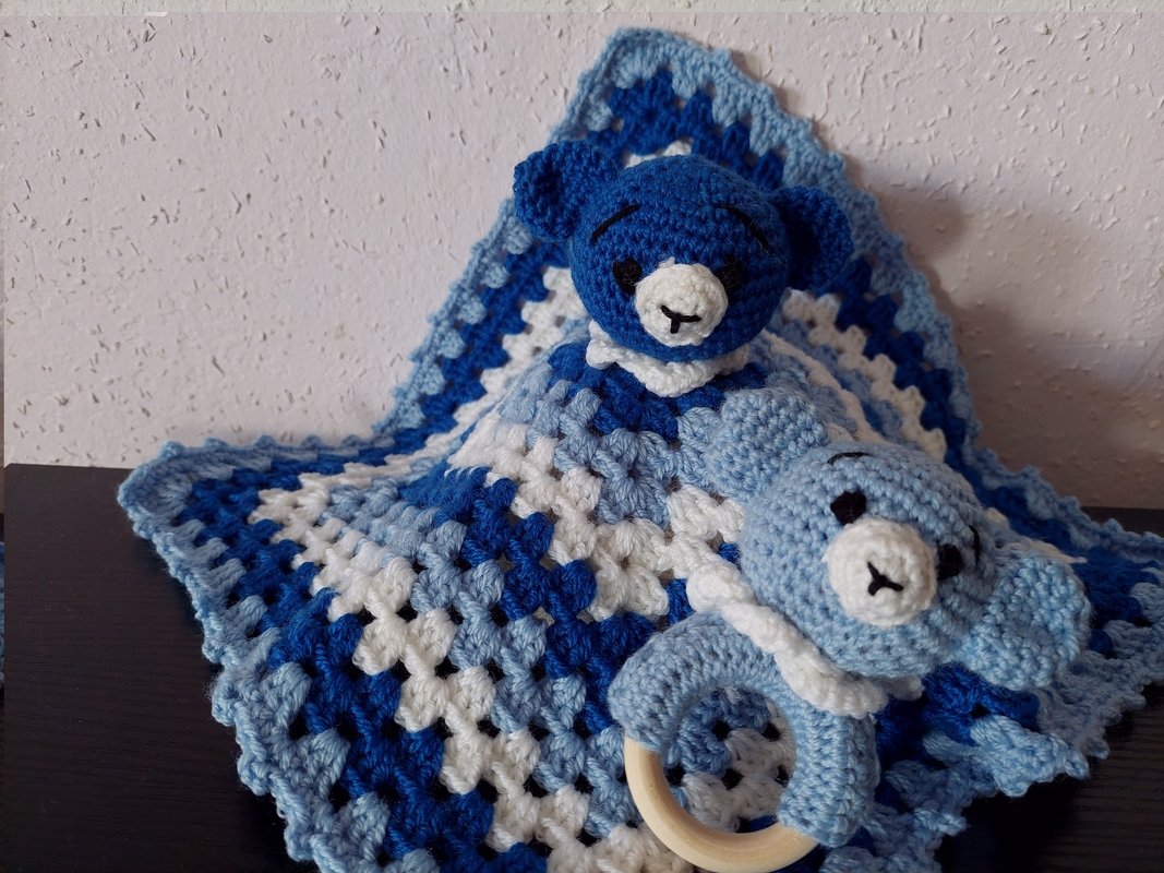 Häkelanleitung Set aus Babyrassel und Schmusetuch Bärchen!!