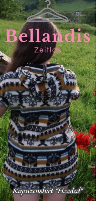 Rückansicht einer Person in einem kurzärmeligen Kapuzenshirt mit ethno‑inspiriertem Muster in Braun, Blau, Schwarz und Weiß.