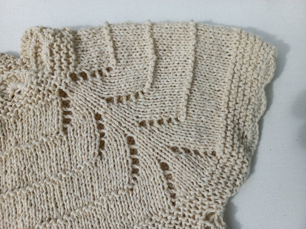 Strickanleitung Baby/Mädchenweste Gr. 104/110 ,Raglan, tolles Lochmuster - Bild 15