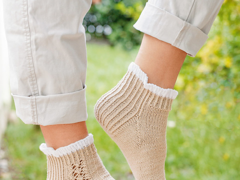 Gestrickte Sneaker-Socken in Beige-Sand