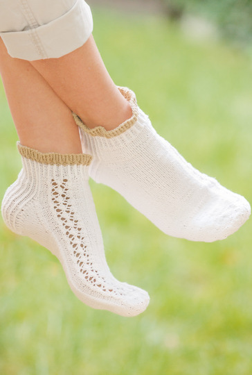Gestrickte Sneaker-Socken in Beige-Sand