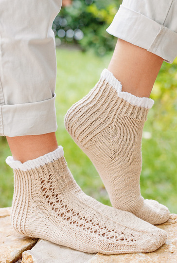 Gestrickte Sneaker-Socken in Beige-Sand