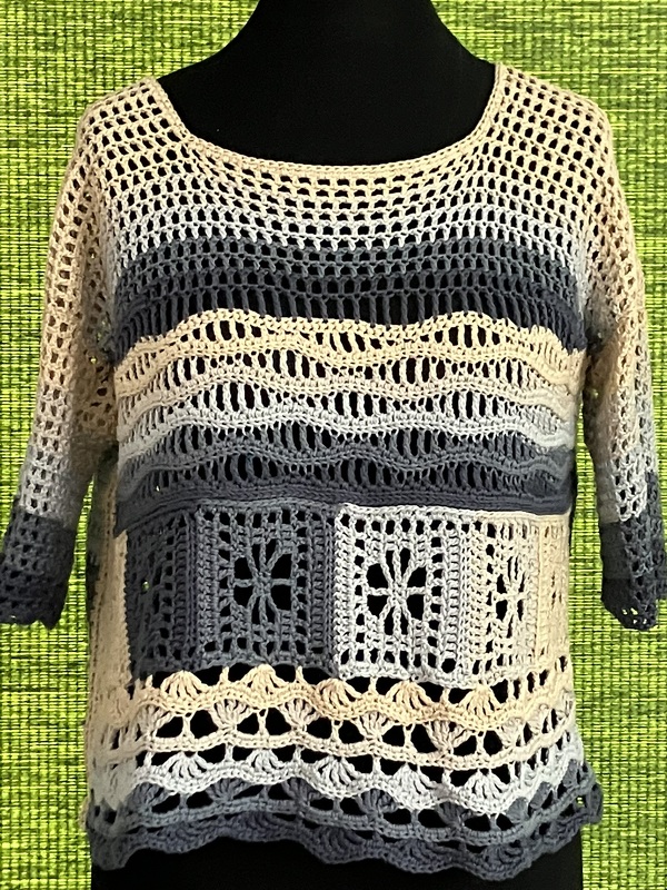Beige-graues gehäkeltes Damen-Top mit Ajourstreifen, quadratischen Einsätzen und 3/4-Ärmeln auf Büste