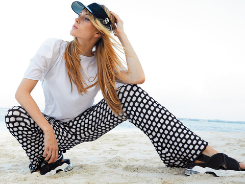 Schlaghose mit Wabenmuster in Schwarz-Weiß