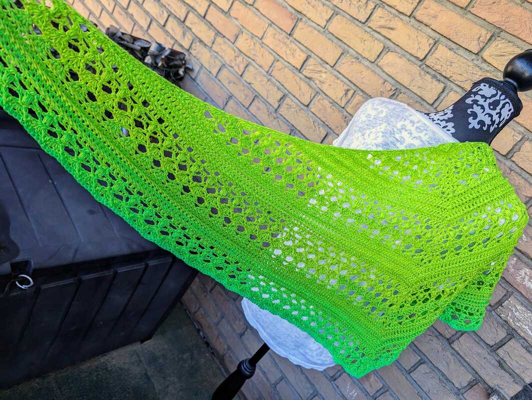 Crochet pattern triangular shawl Eleanor