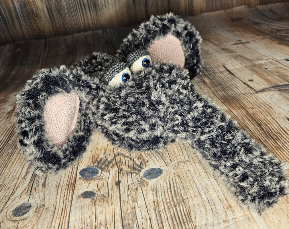 Grau-weiß flauschiger gehäkelter Elefantenkopf mit rosa Innenohren und blauen Augen