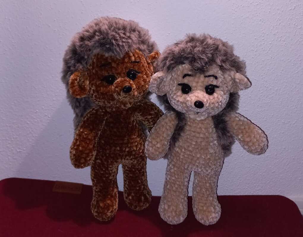 Zwei gehäkelte Igel-Amigurumi nebeneinander, einer braun, einer beige, mit dunklem Stachelhaar