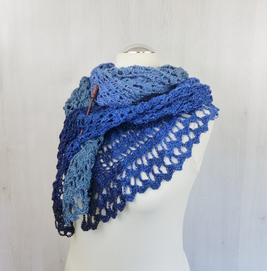 Crochet pattern SommerGlüück a light and airy triangular shawl