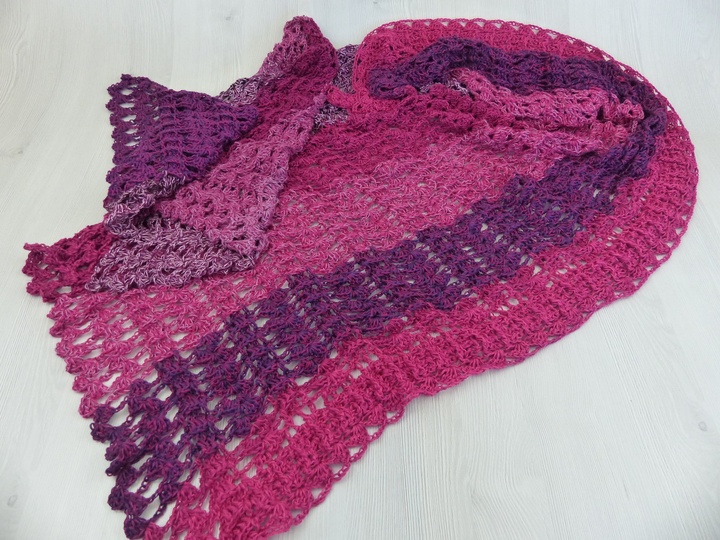 Crochet pattern SommerGlüück a light and airy triangular shawl