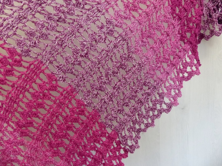 Crochet pattern SommerGlüück a light and airy triangular shawl