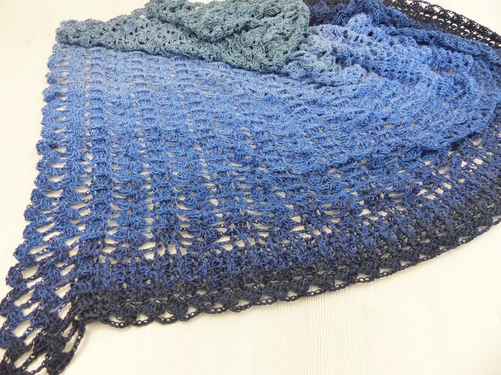 Crochet pattern SommerGlüück a light and airy triangular shawl