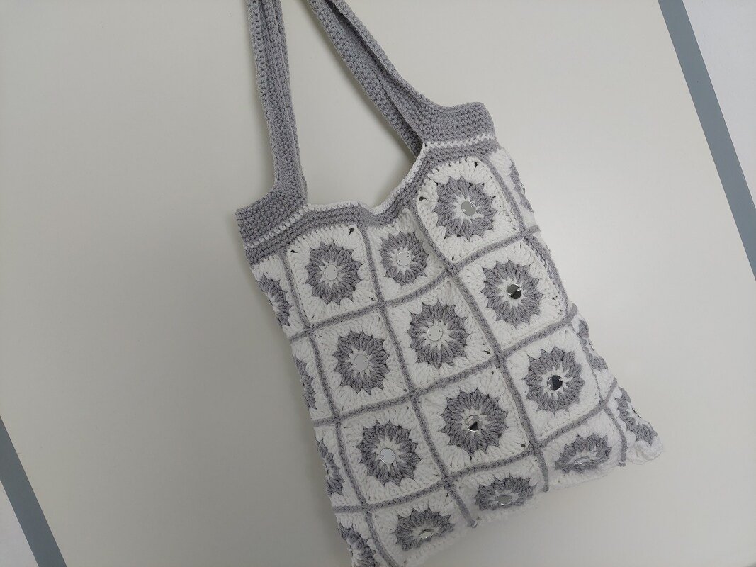 Gehäkelte Umhängetasche Grau-Weiß mit Granny-Square-Motiv und Zierperlen