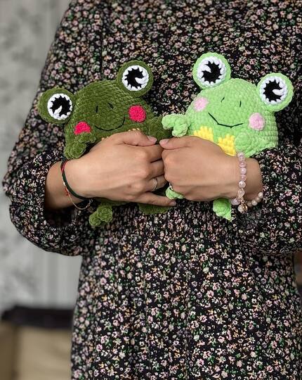 Crochet jumbo frog squishy amigurumi pattern - Low Sew amigurumi pattern