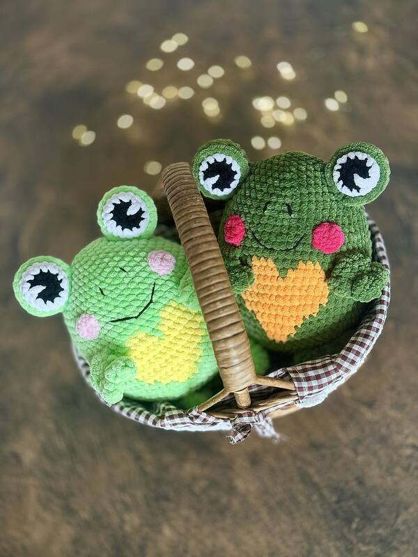 Crochet jumbo frog squishy amigurumi pattern - Low Sew amigurumi pattern - Image 8