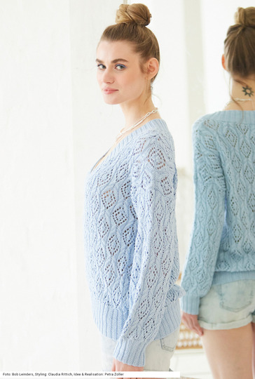 V-Ausschnittpulli im Zopf-Rautenmuster