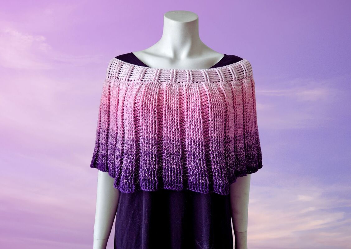 Mannequin mit gehäkeltem Kurzponcho in Ombre von Rosa zu Violett, breiter Ausschnitt und gerippte Struktur