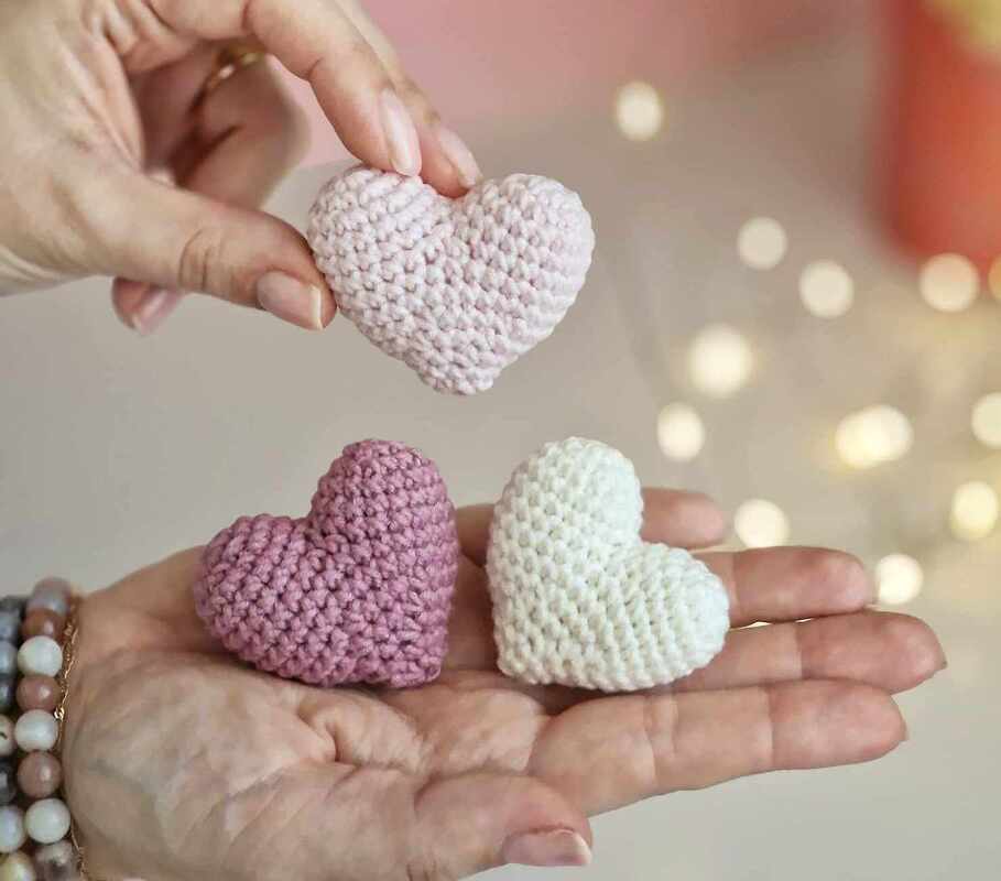 Crochet cute heart amigurumi FREE crochet pattern