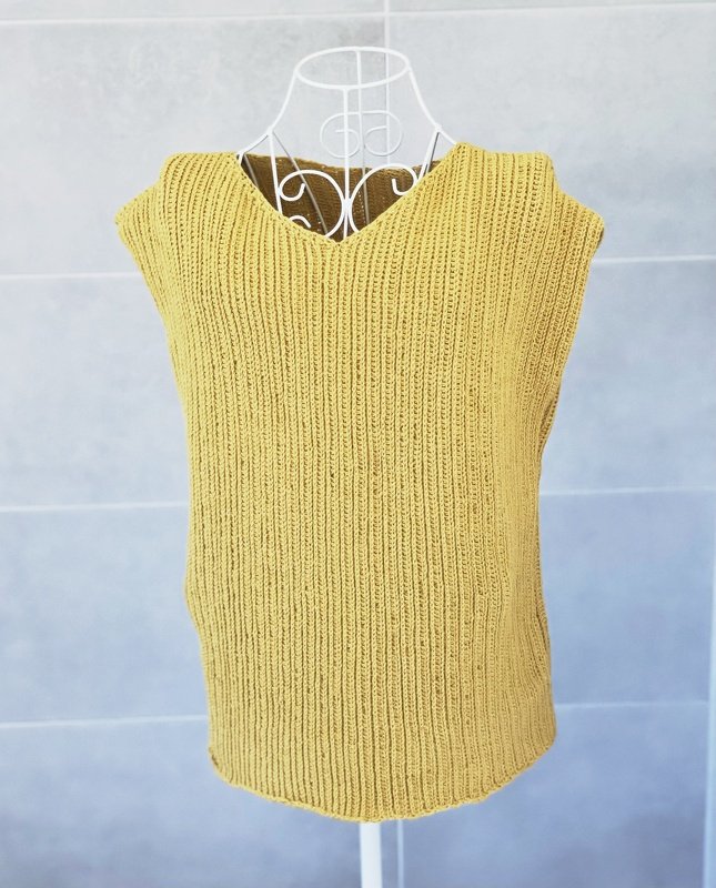 Senfgelbes, geripptes Häkel-Top mit V-Ausschnitt auf weißer Drahtbüste