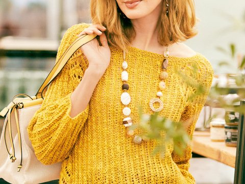 Raglanpulli mit Ajourmusterbordüren in Honiggelb