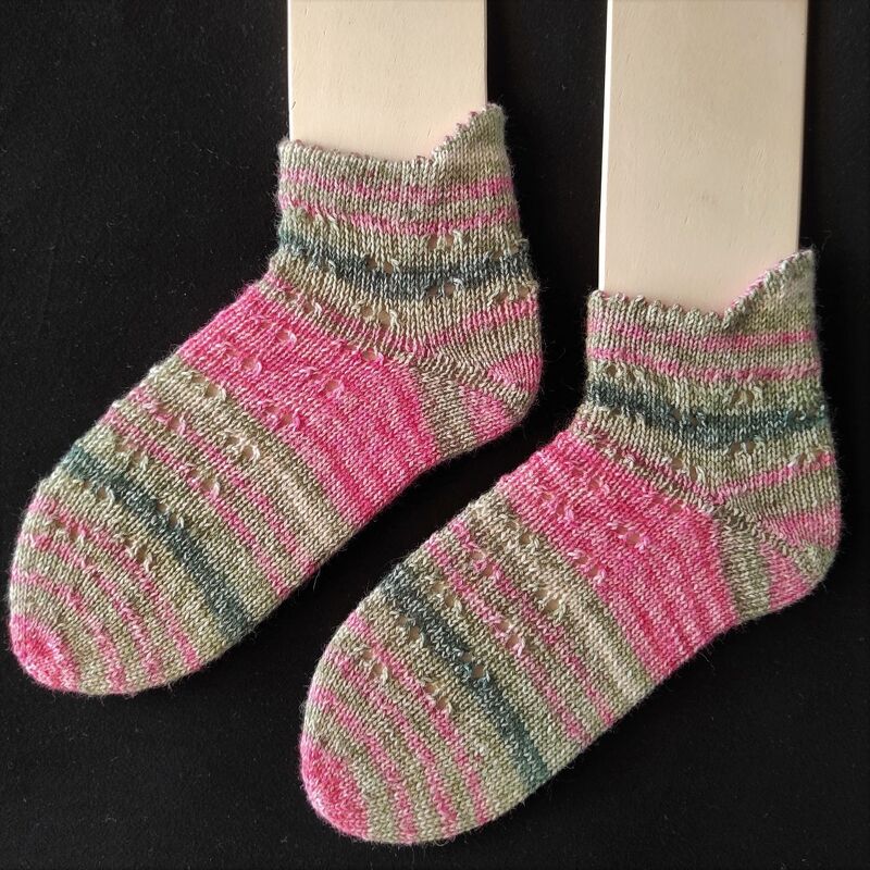 Gestrickte Kurzsocken in Rosa, Grün und Beige mit Lochmuster auf Sockenformen