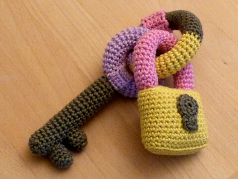 Häkelanleitung für einen Rassel-Greifling "Schlüssel & Schloss"