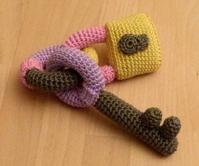 Häkelanleitung für einen Rassel-Greifling "Schlüssel & Schloss"