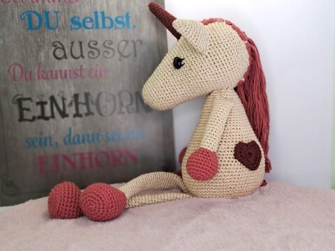 Glitzer-Einhorn Elinor als Kantenhocker Häkelanleitung deutsch PDF