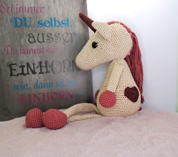 Glitzer-Einhorn Elinor als Kantenhocker Häkelanleitung deutsch PDF