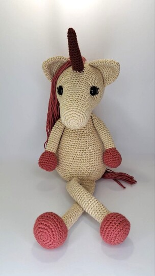 Glitzer-Einhorn Elinor als Kantenhocker Häkelanleitung deutsch PDF