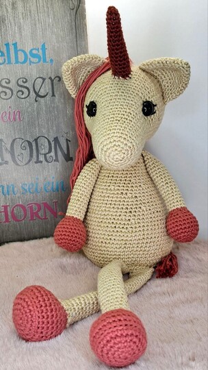 Glitzer-Einhorn Elinor als Kantenhocker Häkelanleitung deutsch PDF