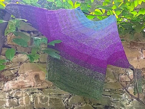 Mauerblümler - V-Ausschnitt-Pulli aus Farbverlaufsgarn